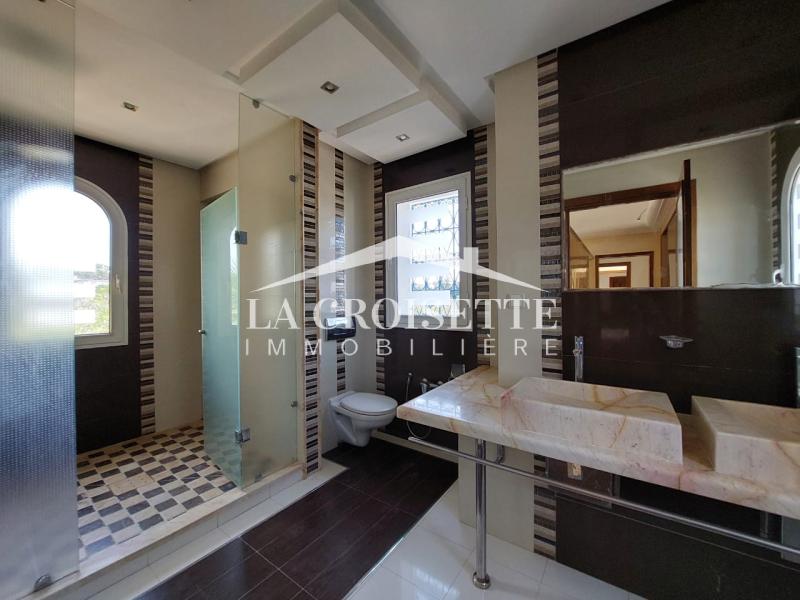 Villa S+6 avec piscine à Gammarth